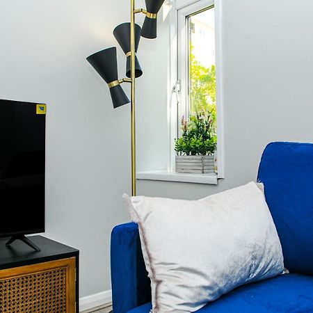 Greater London, 1 Bed London Flat, Parking, Nr Metro Stations, 15Mins To London Apartment Exterior photo